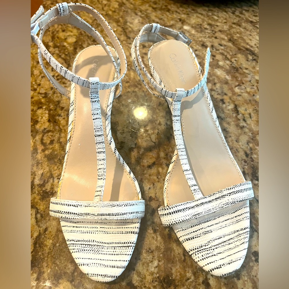 CALVIN KLEIN size 8 delicate and simple heeled fashion shoes.
